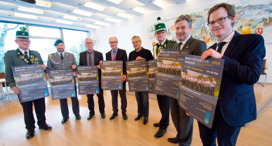 Werben gemeinsam für das Benefizkonzert in Hövelhof (von links): Matthias Vonderheide (Schützenbruderschaft Hövelhof), Martin Looschelders (Vorsitzender Reservistenkameradschaft Hövelhof), Hermann-Josef Bentler (Volksbund Kreisverband Paderborn), Landrat Manfred Müller, Burghardt Mütherig (Volksbund Kreisverband Paderborn), Hubert Bonke (Oberst Schützenbruderschaft Hövelhof), Bürgermeister Michael Berens und Jens Effkemann (Regionalgeschäftsführer Volksbund). (Foto: Julian Sprenger, Amt für Presse- und Öffentlichkeitsarbeit, Kreis Paderborn) Werben gemeinsam für das Benefizkonzert in Hövelhof (von links): Matthias Vonderheide (Schützenbruderschaft Hövelhof), Martin Looschelders (Vorsitzender Reservistenkameradschaft Hövelhof), Hermann-Josef Bentler (Volksbund Kreisverband Paderborn), Landrat Manfred Müller, Burghardt Mütherig (Volksbund Kreisverband Paderborn), Hubert Bonke (Oberst Schützenbruderschaft Hövelhof), Bürgermeister Michael Berens und Jens Effkemann (Regionalgeschäftsführer Volksbund). (Foto: Julian Sprenger, Amt für Presse- und Öffentlichkeitsarbeit, Kreis Paderborn)